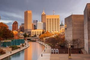 Canal Walk met skyline van Indianapolis, Indiana