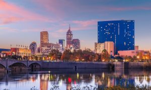 Skyline van Indianapolis, Indiana bij de rivier
