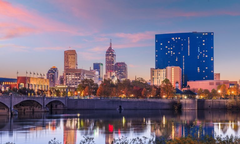 Skyline van Indianapolis, Indiana bij de rivier