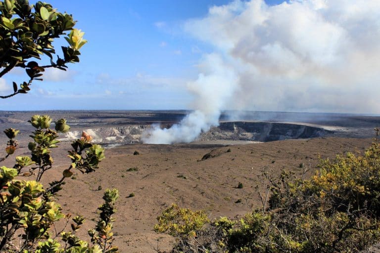 Rook uit krater in Hawaii Volcanoes National Park, Hawaii