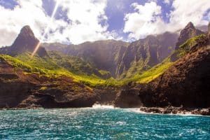 Na Pali kustlijn vanaf zee op Kauai Hawaii