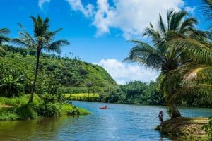 Wailua rivier met kano op Kauai, Hawaii