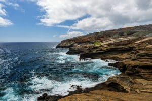 Rotsachtige kustlijn met golven op Lanai Hawaii
