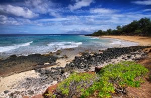 Lavastenen kustlijn bij Makena Beach Hawaii