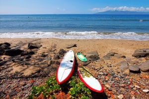 Strand met surfplanken bij Lahaina Hawaii