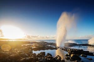Blowhole bij zonsondergang op Molokai, Hawaii