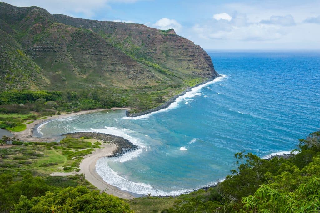 Halvemaanvormige baai op Molokai, Hawaii