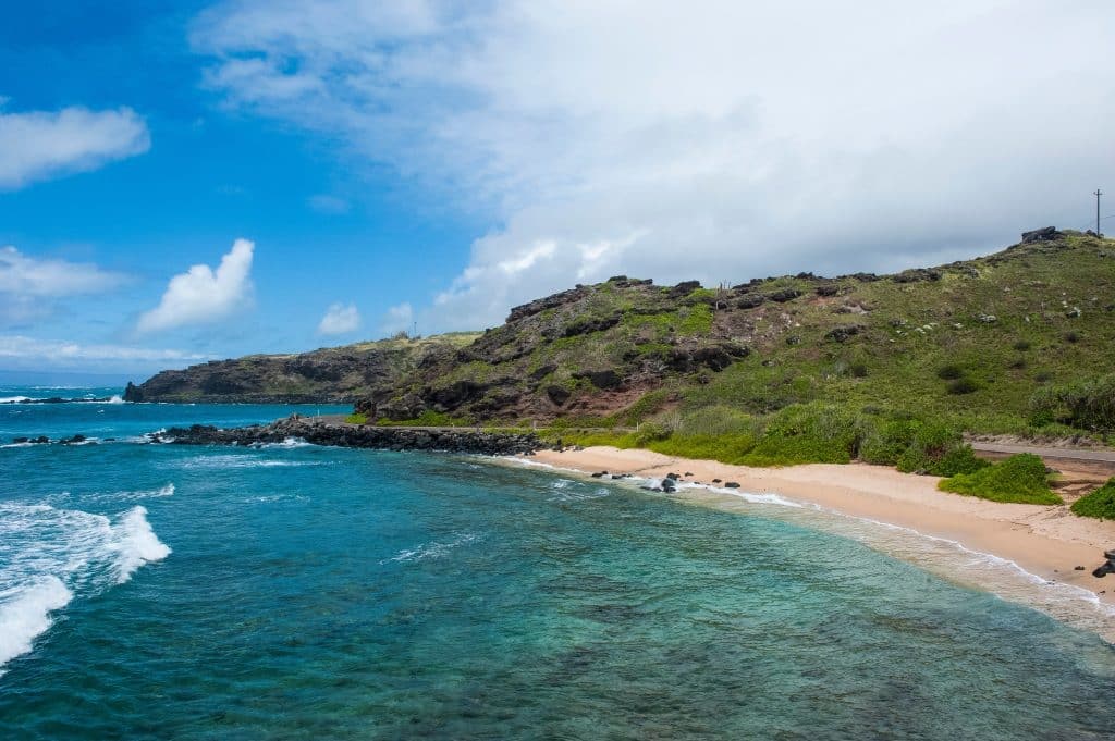 Rotsachtige kustlijn van Molokai, Hawaii