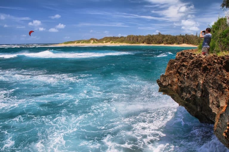 Kitesurfer op de oceaan bij de kust van Poipu Hawaii