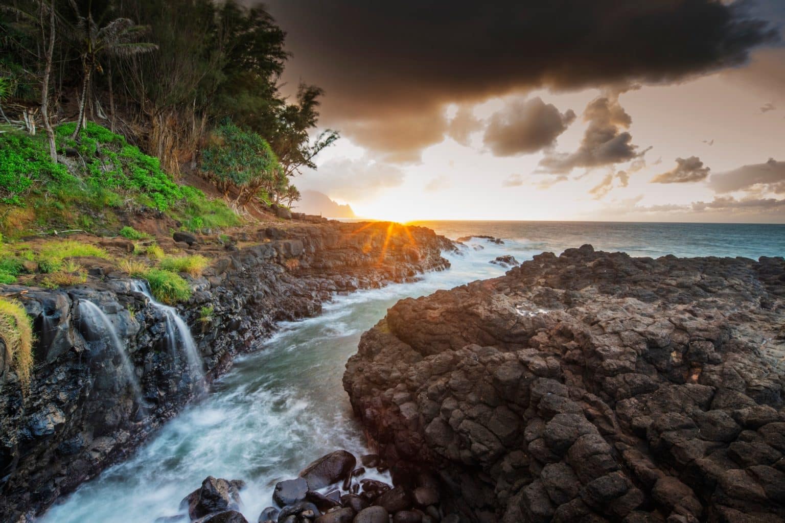 Zonsondergang bij kustlijn Princeville Hawaii