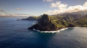 Kustlijn van Kahakuloa met rotsformatie op Maui Hawaii