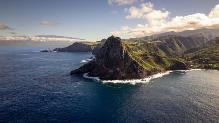Kustlijn van Kahakuloa met rotsformatie op Maui Hawaii