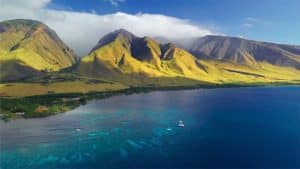 West Maui bergen en kustlijn vanaf de lucht