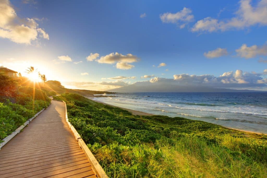 Kaanapali boardwalk met uitzicht op de oceaan, Maui