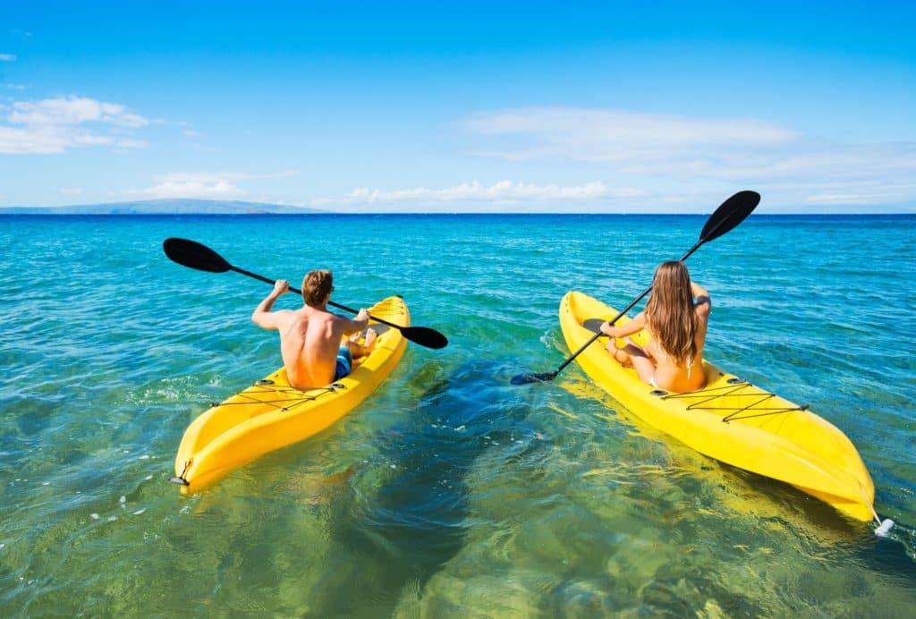 Kajakkers op helderblauwe oceaan bij Maui Hawaii