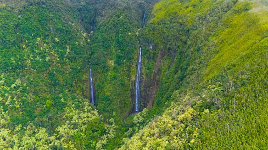Wailua watervallen tussen groene heuvels op Maui Hawaii
