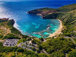 Baai met koraalriffen op Oahu Hawaii