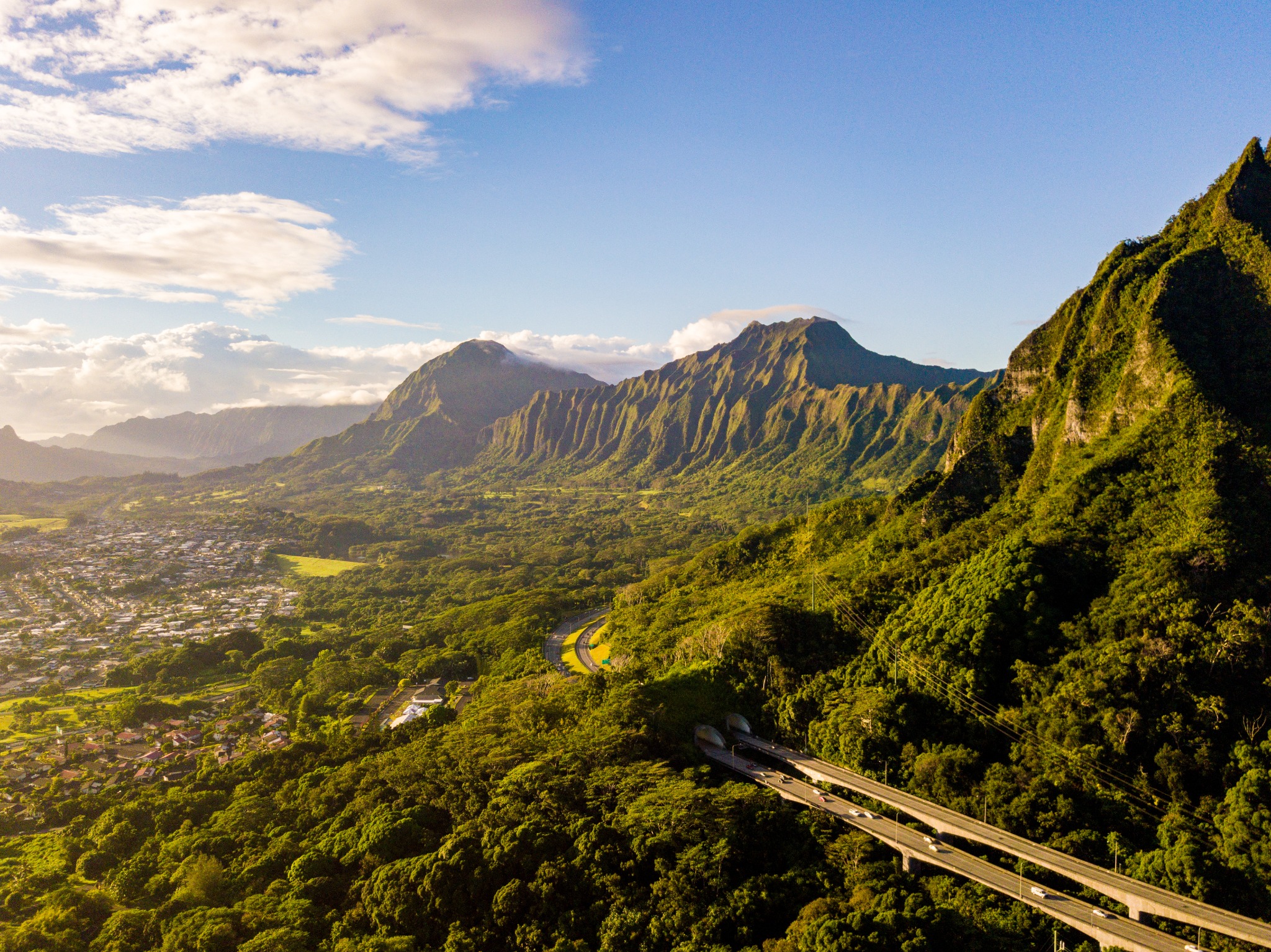 Groene bergketen met snelweg op Oahu, Hawaii