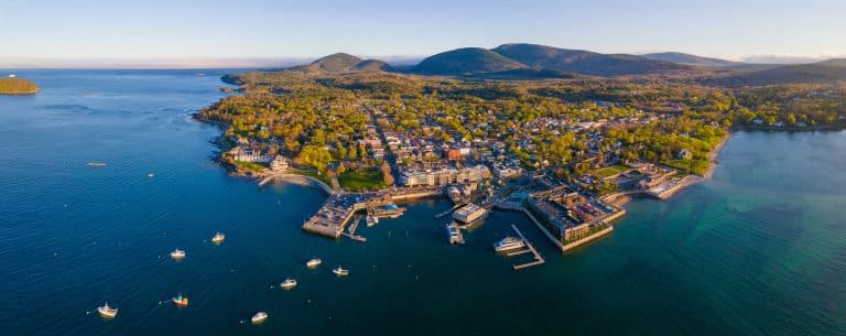 Luchtfoto van Bar Harbor aan de kust van Maine met haven en heuvels op de achtergrond