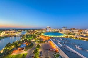 Downtown Wichita stadsgezicht bij schemering.