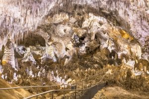 Verlichte stalagmieten in Carlsbad Caverns, New Mexico