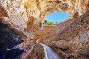 Wandelpad bij de ingang van Carlsbad Caverns, New Mexico