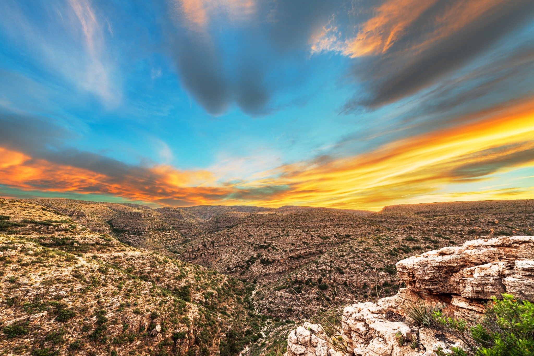 Uitzicht over vallei bij zonsondergang in Carlsbad, New Mexico