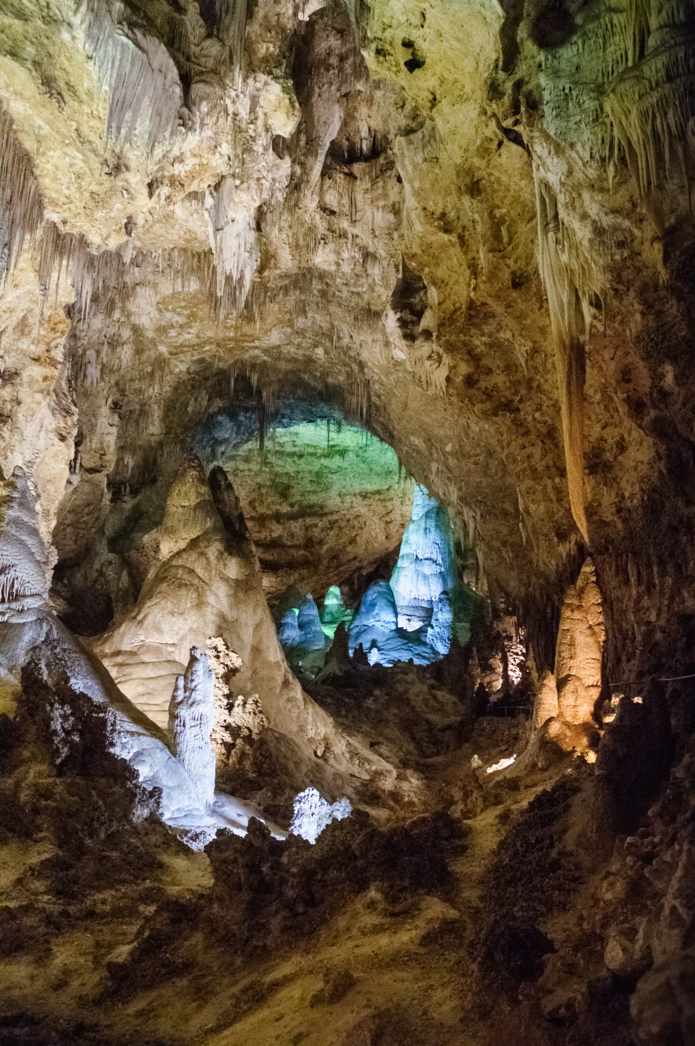 Verlichte grotruimte in Carlsbad Caverns, New Mexico