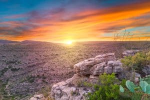 Zonsopkomst boven woestijnlandschap in Carlsbad, New Mexico