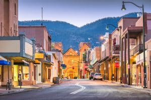 Historisch centrum met kerk in Santa Fe, New Mexico