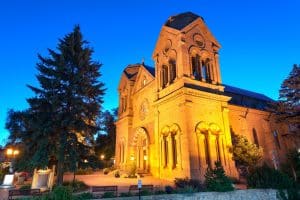 St. Francis Basiliek bij avondlicht in Santa Fe