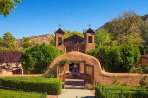 Deze begraafplaats in Taos, New Mexico is rijk versierd met bloemen, kruizen en vlaggen, typisch voor de regio.