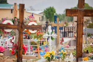 Begraafplaats met kruizen en bloemen in Taos