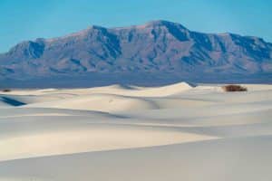 Duinen met bergen op achtergrond in White Sands, New Mexico
