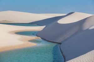Witte duinen met water in White Sands, New Mexico