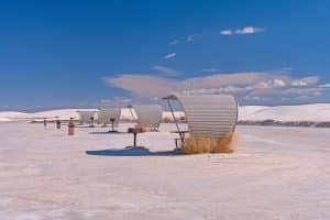 Picknickplaatsen in woestijnlandschap van White Sands, New Mexico