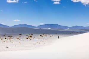 Wandelaar op witte duinen in White Sands, New Mexico