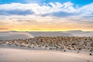 Zandduinen bij zonsondergang in White Sands, New Mexico