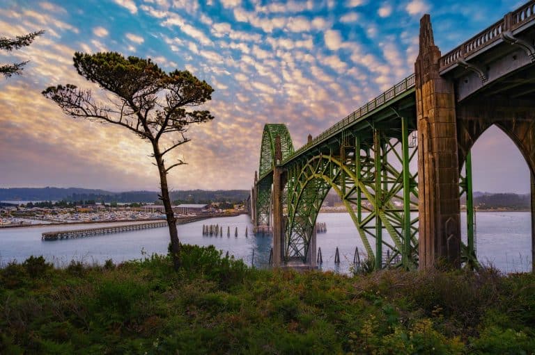 Newport Yaquina Bay Bridge bij zonsondergang