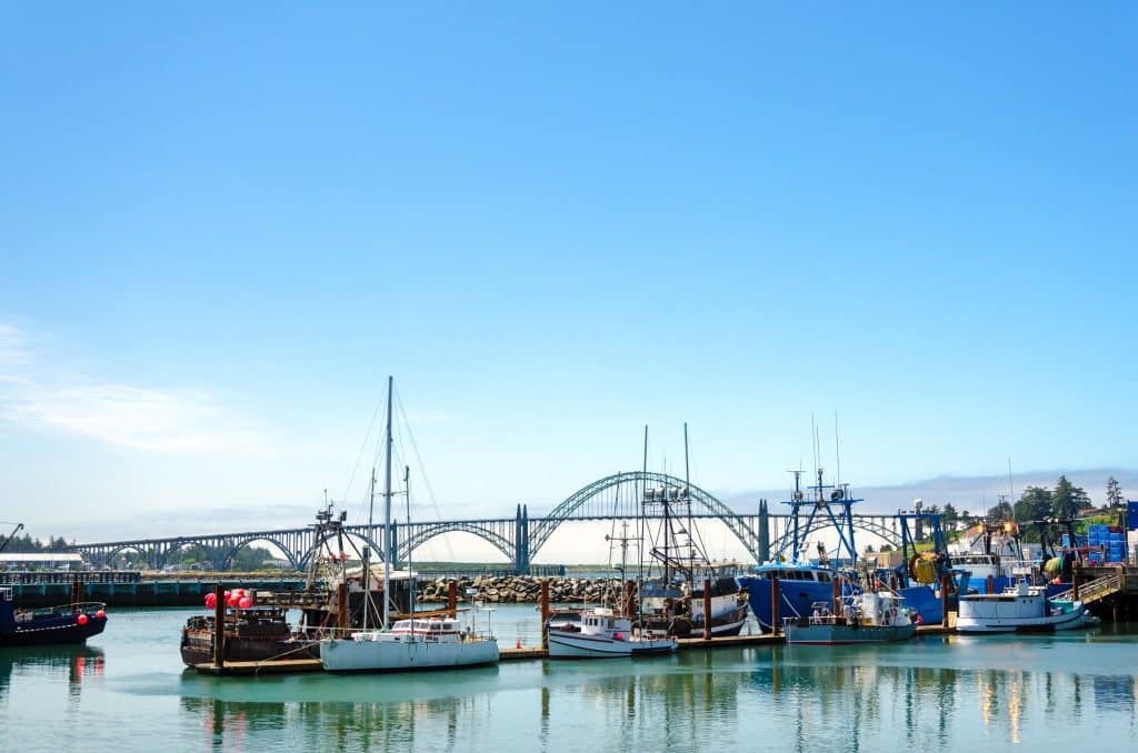 Vissersboten in de haven van Newport, Oregon
