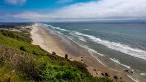 Strand en golven bij Newport, Oregon
