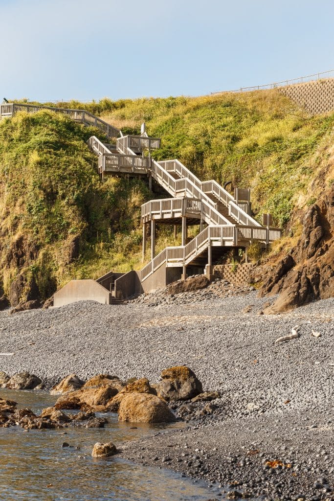 Houten trap naar het strand in Newport, Oregon