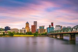 Hawthorne Bridge en skyline van Portland Oregon