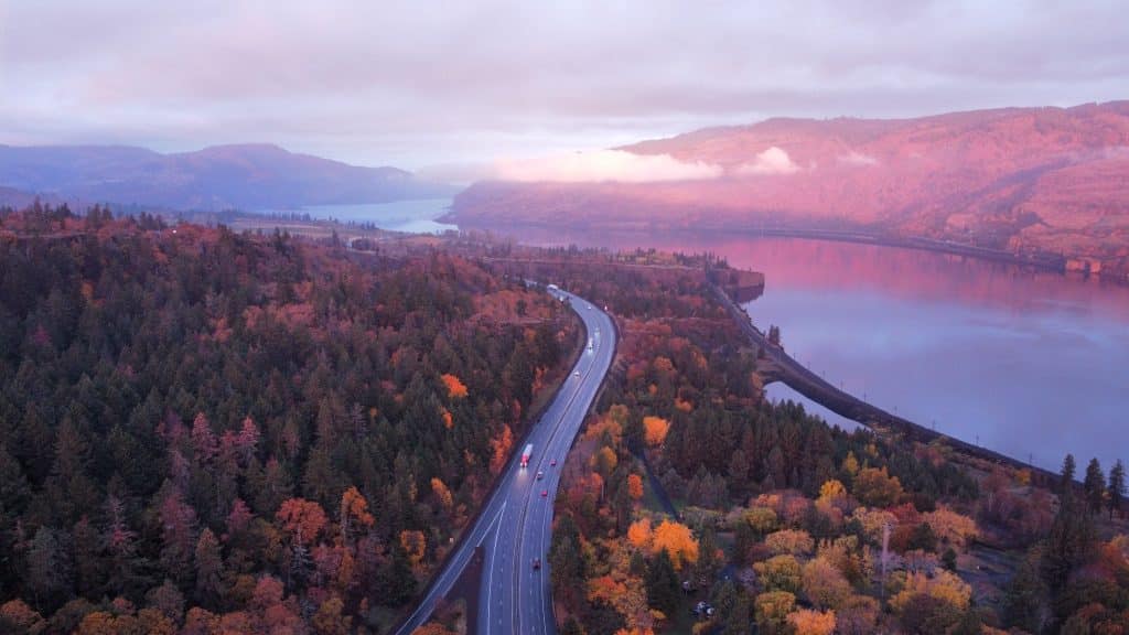 Herfstluchtfoto van Columbia River Gorge bij The Dalles Oregon