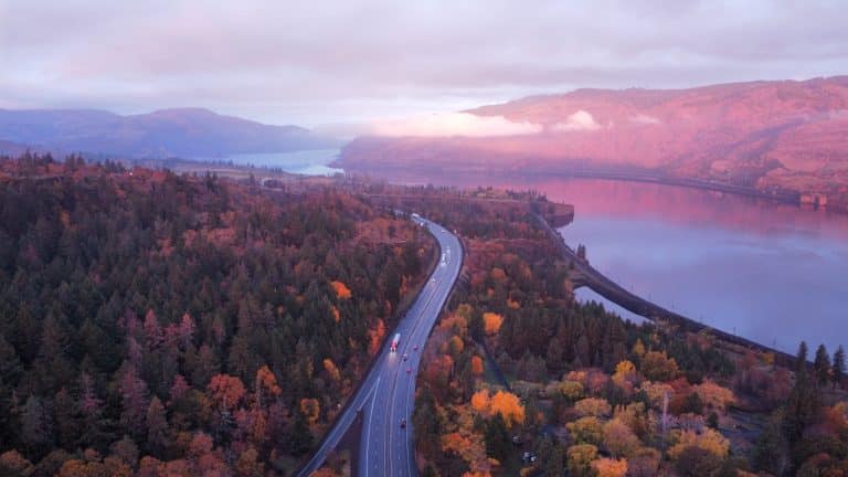 Herfstluchtfoto van Columbia River Gorge bij The Dalles Oregon