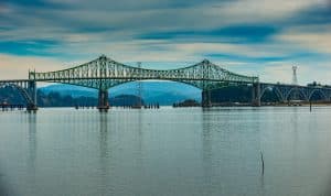 Coos Bay Bridge in Oregon over het water