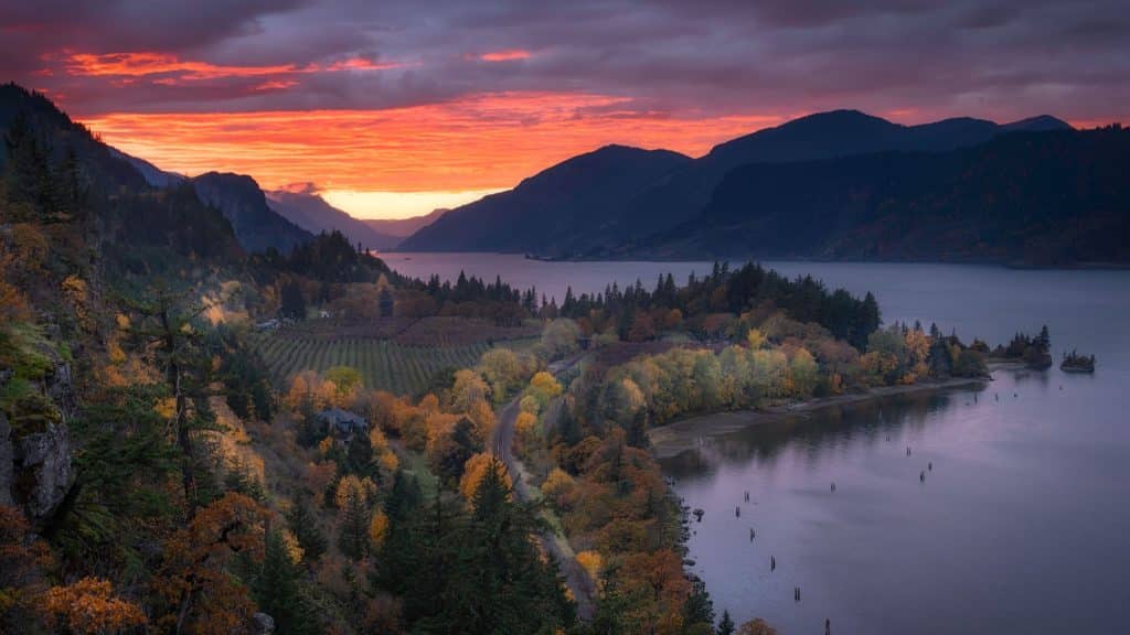 Columbia River Gorge bij zonsondergang in Hood River, Oregon