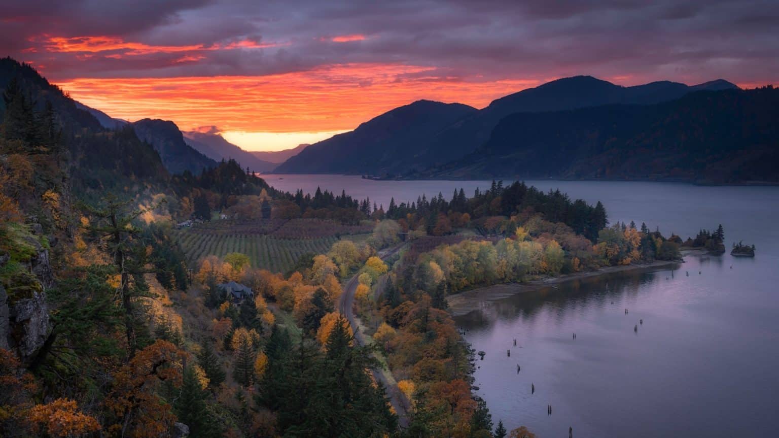 Columbia River Gorge bij zonsondergang in Hood River, Oregon