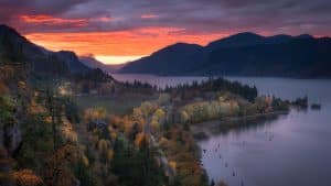 Columbia River Gorge bij zonsondergang in Hood River, Oregon
