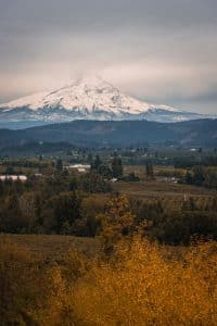 Mount Hood met herfstkleuren in Hood River, Oregon